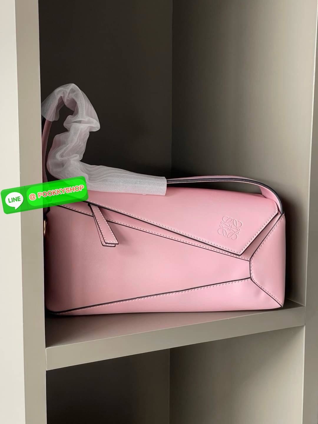 💕Loewe Puzzle Hobo bag กระเป๋ารุ่น Puzzle มีความพิเศษในหลายด้าน ไม่ว่าจะเป็นรูปทรงที่แปลกใหม่ มินิมอลด้วยโลโก้อนาแกรมแบบประทับ ดูหรู เป็นกระเป๋า Unisex ที่ไม่ว่าคุณจะเป็นผู้หญิงหรือผู้ชายก็ใช้งานได้ ลายกระเป๋าได้มาจากการนำหนังมาเย็บต่อกันทั้งหมด ถ