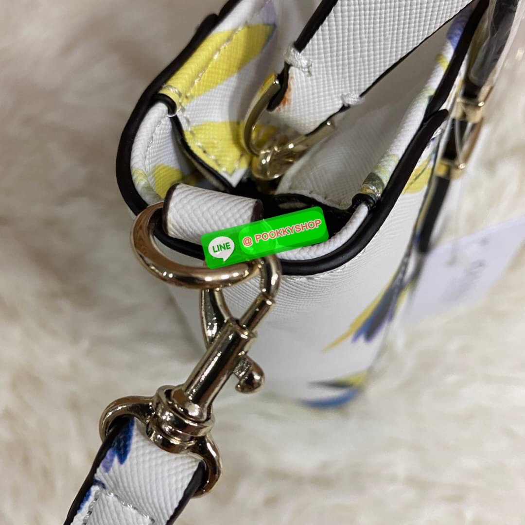 GUESS OPEN ROAD FLORAL MINI TOTE กระเป๋าถือหรือสะพายขนาดกำลังดี ผลิตจากวัสดุหนังซาฟิโน่น้ำหนักเบาแต่งลายดอกไม้รูปทรงสวยงาม ฐานตั้งอยู่ทรง ด้านหน้าติดโลโก้ลายฉลุทรงกรมเพิ่มความหรูหรา เปิดปิดด้วยซิปเป็นหลัก ด้านในบุด้วยผ้าซับในลายแบรนด์ สามารถใส่กระเป๋าสตาง
