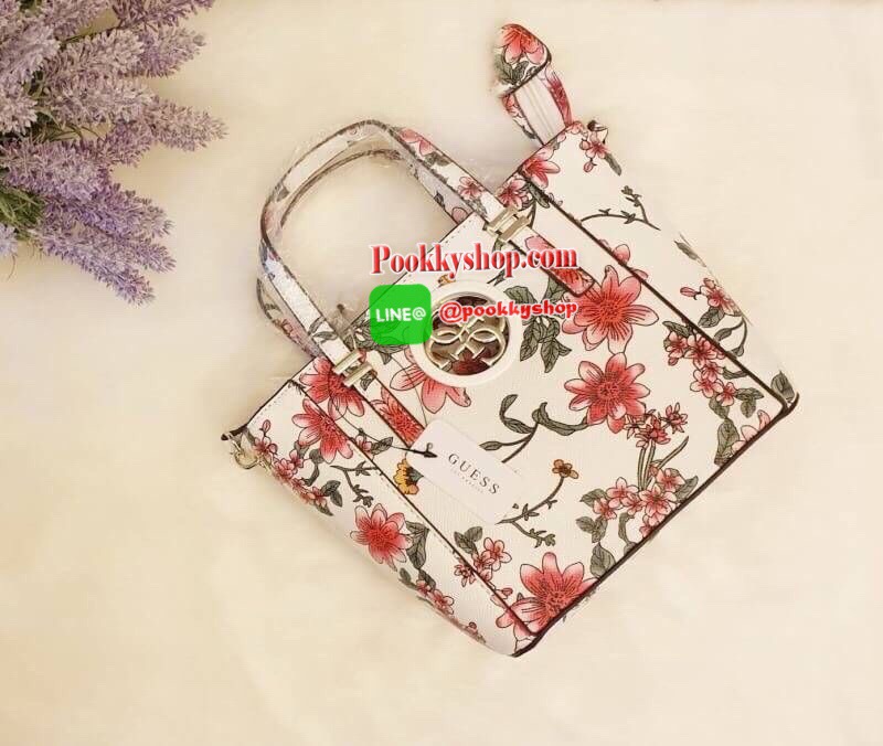 GUESS OPEN ROAD FLORAL MINI TOTE กระเป๋าถือหรือสะพายขนาดกำลังดี วัสดุหนังซาฟิโน่แต่งลายดอกไม้อ่อนหวานสดใส ฐานตั้งอยู่ทรง เปิดปิดด้วยซิป ใส่กระเป๋าสตางค์ยาวได้ สายสะพายปรับระดับได้ สวยน่าใช้จริงๆจ้า