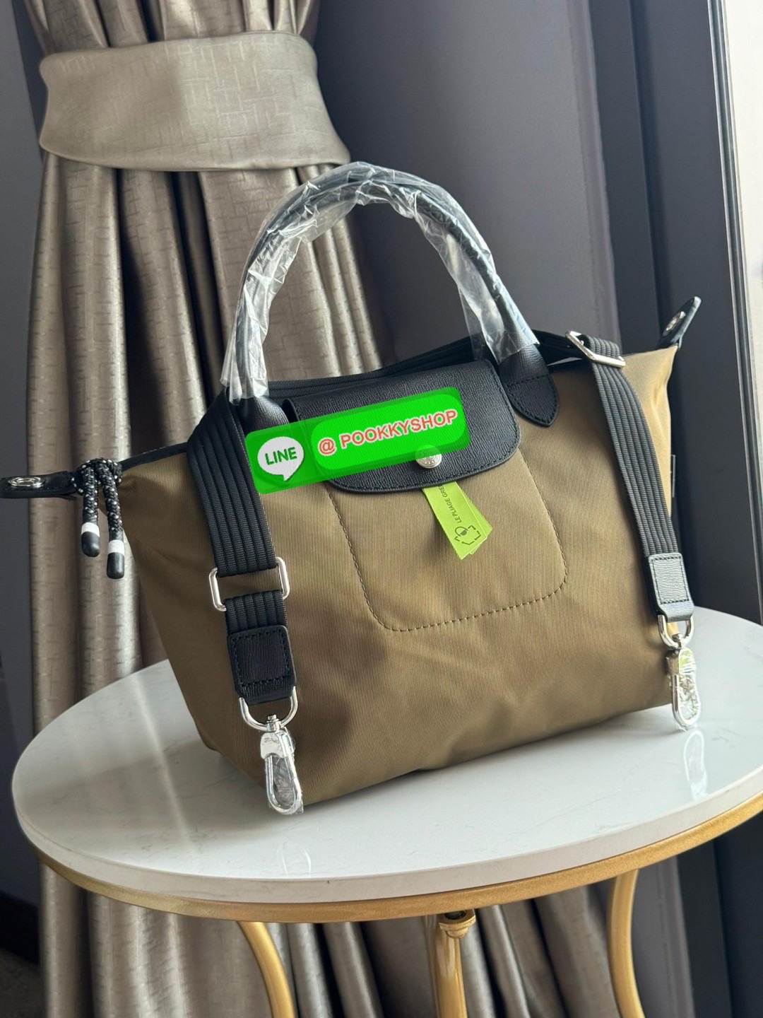 Longchamp LE PLIAGE ENERGY S HANDBAG LE PLIAGE รีไซเคิล ECONYLสไตล์สปอร์ต ทันสมัย และใช้งานได้จริง น้ําหนักเบา กระเป๋าใบนี้เป็นเครื่องประดับที่มีเสน่ห์ในอุดมคติที่จะติดตามคุณในทุกกิจกรรมยามเย็นของคุณ มาพร้อมกับสายสะพายไหล่ปรับได้ สามารถพกพาได้ ทั้งแบบถือแ