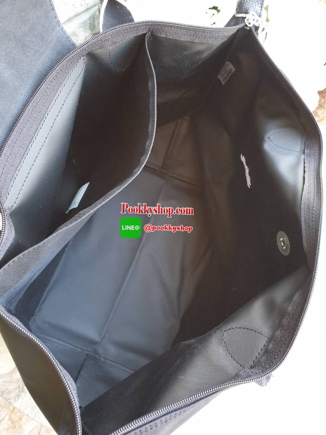 Longchamp Le Pliage Club Tote Bag Size L หูยาว วัสดุเนื้อผ้า Nylon Canvas เคลือบกันนำ้ ตัดด้วยหนังแท้ที่มีน้ำหนักเบา ดีไซน์เรียบง่ายแต่เต็มไปด้วยความคลาสสิก จนเป็นที่ชื่นชอบไปทั่วโลก Longchamp ปรับโฉม LE PLIAGE ด้วยการปักลายรูปม้า-ตราสัญลักษณ์ของแบรนด์บนผ