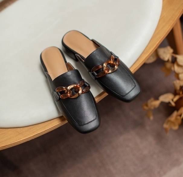 𝙉𝙀𝙒 𝙉𝙀𝙒 ‼️ รองเท้าสไตล์เกาหลีเกาใจมาแล้วทรงนี้เป็นทรงที่ทุกคนต้องมี คลาสสิครุ่นนี้น่ารักมาก ทรงหัวตัดมีความโซ่อะไหล่ทองคาดส้นไม่สูงพื้นนิ่มใส่สบายคู่นี้แมทช์กับเสื้อผ้าง่าย