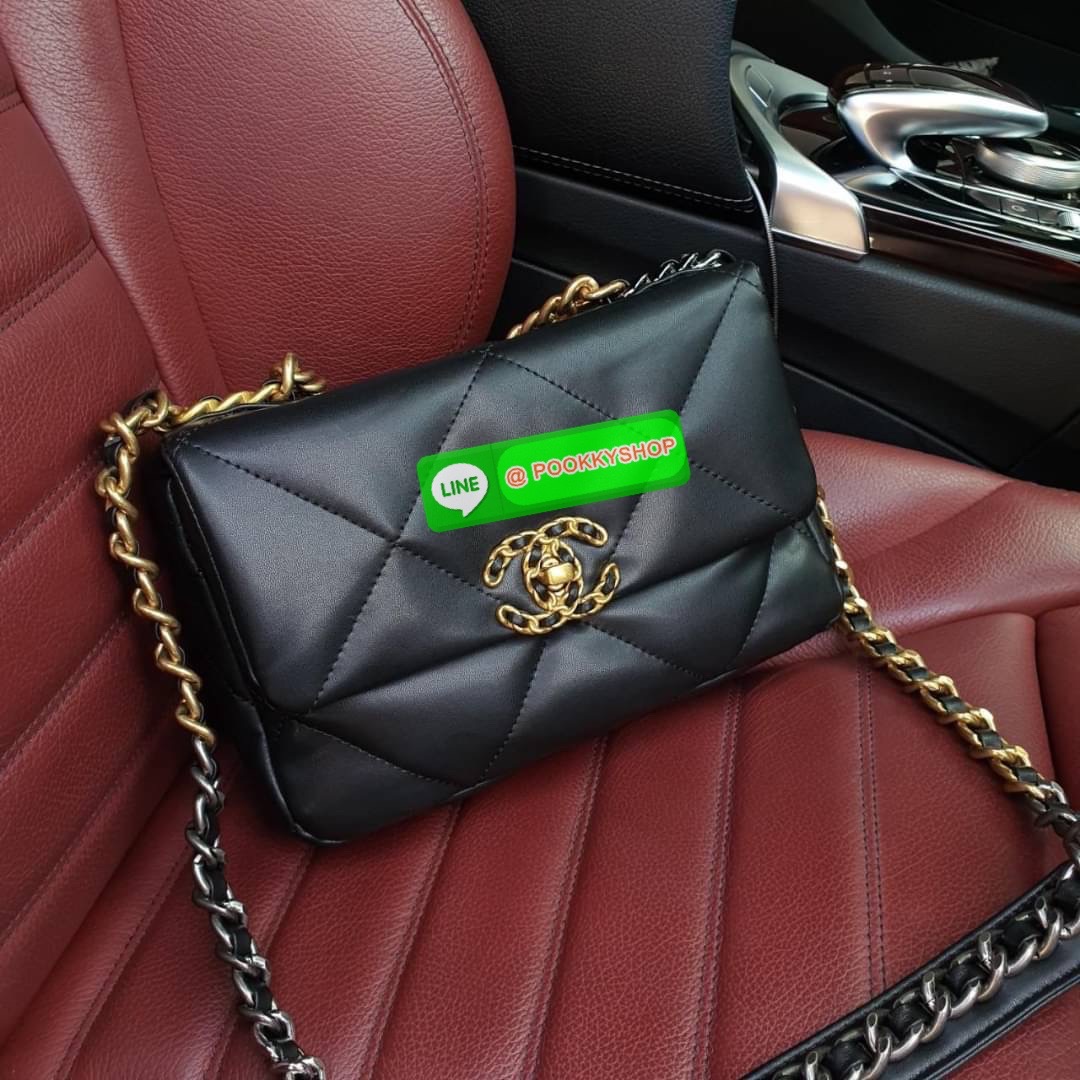 ต้อนรับเทศกาลแห่งความสุข กับกระเป๋างานกิฟท์ CHANEL VIP GIFT CROSSBODY BAG ทรงหรู หนังพียูพรีเมี่ยมหนังนิ่ม อะไหล่ทองวินเทจผสมเงิน มีหนังรองบ่า สวยหรูมากเปิดปิดด้วยตัวหมุน ด้านในบุผ้าสีแดงใส่กระเป๋าสตางค์ได้ถึงใบยาว มือถือได้ทุกรุ่น พร้อมช่องซิปให้อีกหนึ่ง