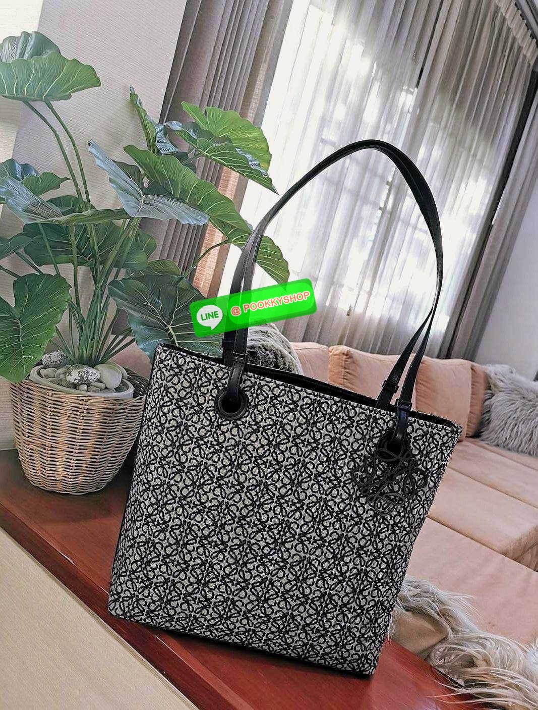 ✴️NEW ARRIVAL!✴️LOEWE ANAGRAM TOTE BAG VIP GIFT WITH PURCHASE GWP พรีเมี่ยมกิ๊ฟ Limited จาก LOEWE PERFUME DUTYFREE ไอเท็มใหม่! ดีไซน์สวยคงเอกลักษณ์ด้วยวัสดุ Anagram Canvas Jacquard Fabric ผสมผสานหนังแท้ Calfskin ลงตัวสุดคลาสสิค ขนาดกำลังดี น