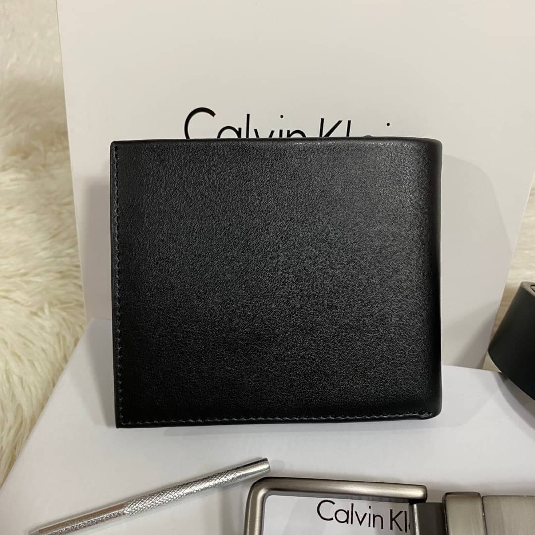 Calvin Klein Leather Belt & Wallet Set Setกระเป๋าสตางค์+เข็มขัด กระเป๋าสตางค์ด้านหน้าตกแต่งด้วยโลหะโลโก้แบรนด์ มีช่องใส่บัตร ช่องใส่ธนบัตร 2 ช่อง เข็มขัดหนังแท้ปั๊มแบรนด์ สามารถสลับใช้ได้ทั้ง 2 ด้าน เข็มขัดปรับระดับได้ 5 ระดับ มาพร้อมที่เจาะรูจ้า