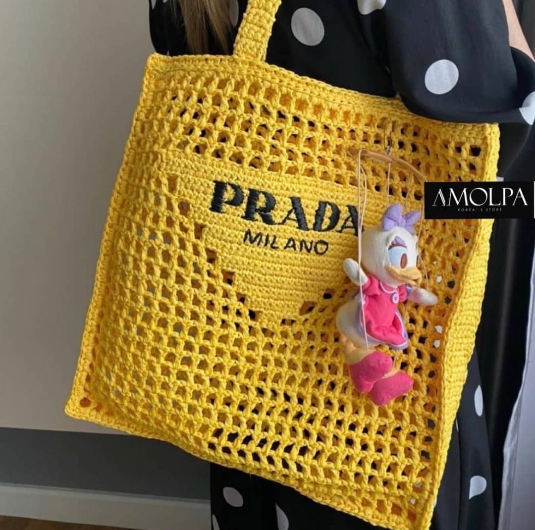 รอบ 2 มาค๊า ใครไม่มีไม่ได้ล๊าววววน๊า เก็บทุกสียังไม่ผิดหวังงงน๊า PRADA RAFFIA TOTE BAG…… ❤️NEW ACCESSORIES BY AMOLPA❤️ BRAND : PRADA Detail - มาต่อที่ ACCESSORIES PRADA RAFFIA TOTE BAG ปังมากกก!!! Prada เอาใจสาวๆ สายแฟ…. งานให้ฟิลล์ลิ่งแฮนด์