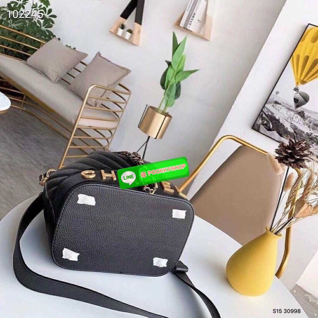 CHANEL Bucket Bag กระเป๋าสะพายทรงบัคเก็ตรุ่นลิมิเต็ด มี 2 แบบให้เลือก หนังเย็บลายตารางและลายริ้ว ตกแต่งโลโก้แบรนด์สวยหรูโดดเด่น ภายในโล่งกว้าง จุของได้เยอะ มาพร้อมสายคล้องไหล่ และสายสะพาย crossbody คุ้มค่ามากๆ ใบนี้งานจริงคือสวย สะพายไปคาเฟ่ชิคๆ ถ่ายรูปสว