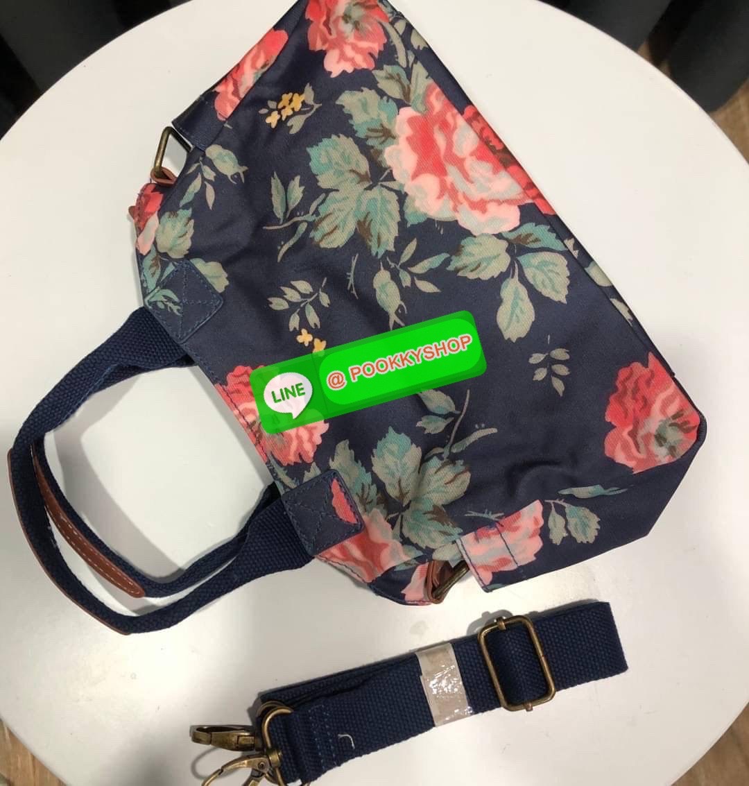 Cath Kidston Mini day Bag กระเป๋าถือหรือสะพายสุดชิค เหมาะสำหรับใช้สะพายในวันทำงานหรือวันสบายๆ เก็บของใช้ระหว่างวันได้เยอะค่ะ เปิด-ปิดด้วยซิป ด้านในมี 1ช่องใหญ่ ช่องซิป 1ช่องและช่องเล็กให้แยกเก็บมือถือของจุกจิก สวยคุ้มมากๆ มีหูจับ มาพร้อมสายสะพายยาวปรับระด
