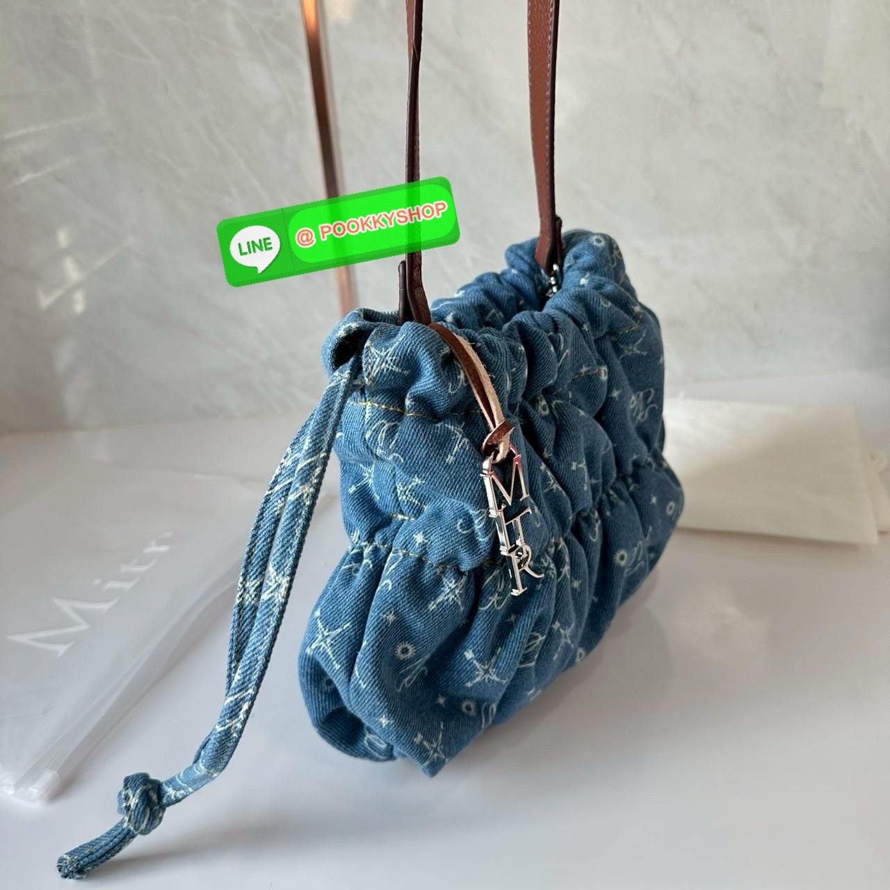 Mitr scrunchy bag 🔖กระเป๋ายีนส์สุดน่ารักเนื้อนุ่มพิมพ์ลาย Monogram ของ Mitr จุของได้เยอะรูปทรงแบบรูดได้ น้ำหนักเบาสุดๆ สะพายเป็น Shoulder Bag หรือถอดสายและถือเป็น Clutch Bag ก็ได้ ดีเทล Charm ห้อยโลหะสีเงิน โดดเด่นสุดๆ