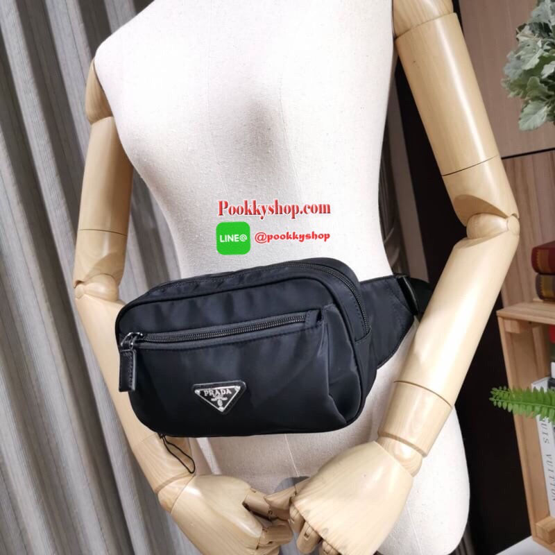 NEW! PRADA NYLON MINI WAIST BAG GIFT WITH PURCHASE (GWP) Limited edition กระเป๋าพรีเมี่ยมกิ๊ฟจากเคาน์เตอร์แบรนด์ต่างประเทศ วัสดุ Nylon เนื้อหนา ด้านหน้ามีโลโก้แบรนด์และช่องซิป เปิดปิดด้วยซิปสะดวกใช้ ภายใน Polyester 100% มีโลโก้ สายคาดเอวหรือคาดอกสามารถเลื
