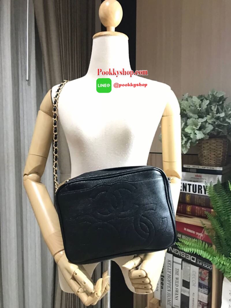 ห้ามพลาด! New! Chanel Shoulder Bag With Chain VIP Gift With Purchase (GWP) รุ่น Limited พรีเมี่ยมกิ้ฟ Chanel Perfume Counter ทรงเหลี่ยมขนาดกำลังดีวัสดุหนังคาเวียร์สวยหรูอยู่ทรง เปิดปิดด้วยซิปหัวซิปแบรนด์ ด้านหน้าปั้มโลโก้แบรนด์ ภายในมีโลโก้และช่องซิป ใส่ก