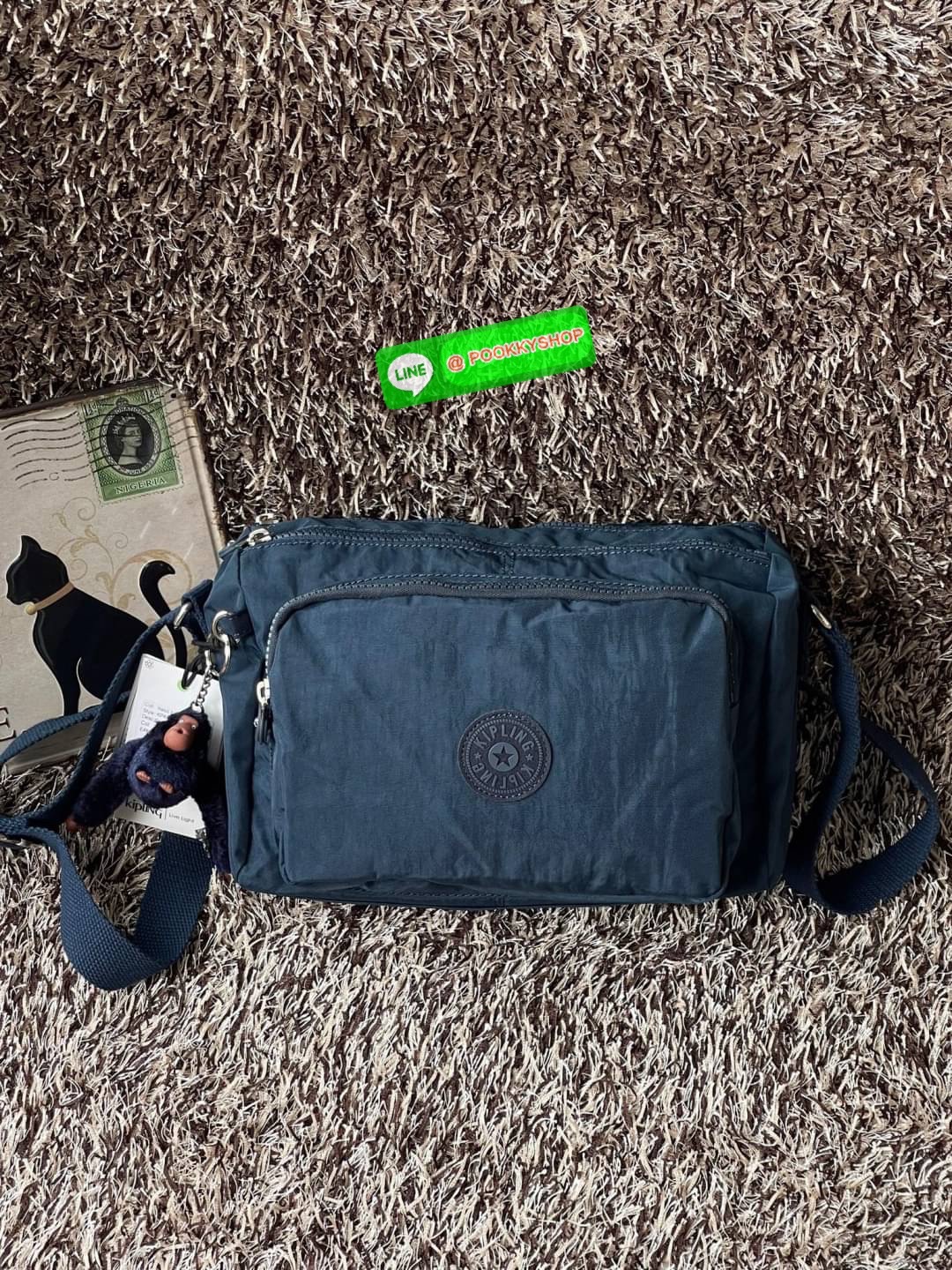 💕Kipling Silen Crossbody Bag กระเป๋าสะพายไหล่ช่วยเพิ่มความโมเดิร์นไม่ตกเทรนด์ให้กับลุคตามสไตล์การแต่งกายของคุณมากขึ้น มีน้ำหนักเบา พกพาไปไหนมาไหนได้สะดวก ใส่สิ่งของได้ครบครันโดยไม่ต้องกังวล นอกจากนี้ ยังมีสายสะพายที่ปรับระดับได้ มีช่องใส่ของเพิ่มเ