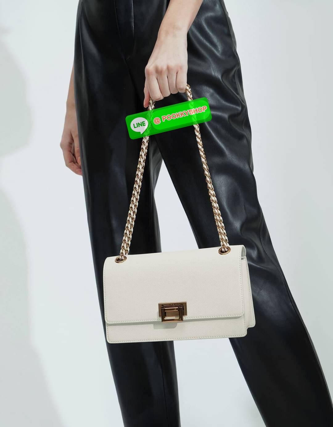 Restock พร้อมส่งครบสีค่า เพิ่มความหรูหราให้คุณกับใบนี้เลยค่ะ Charles & Keith Chain Strap Shoulder Bag กระเป๋าสะพายสายโซ่วางอยู่ทรง วัสดุหนังลายเกรน ตัดกับอะไหล่สีทองหรูหราลงตัว เปิดปิดแบบตัวดันล็อก ด้านในมีช่องซิปเล็ก1 ช่อง จุของได้ดี ใส่กระเป๋าเงินใบยาวไ