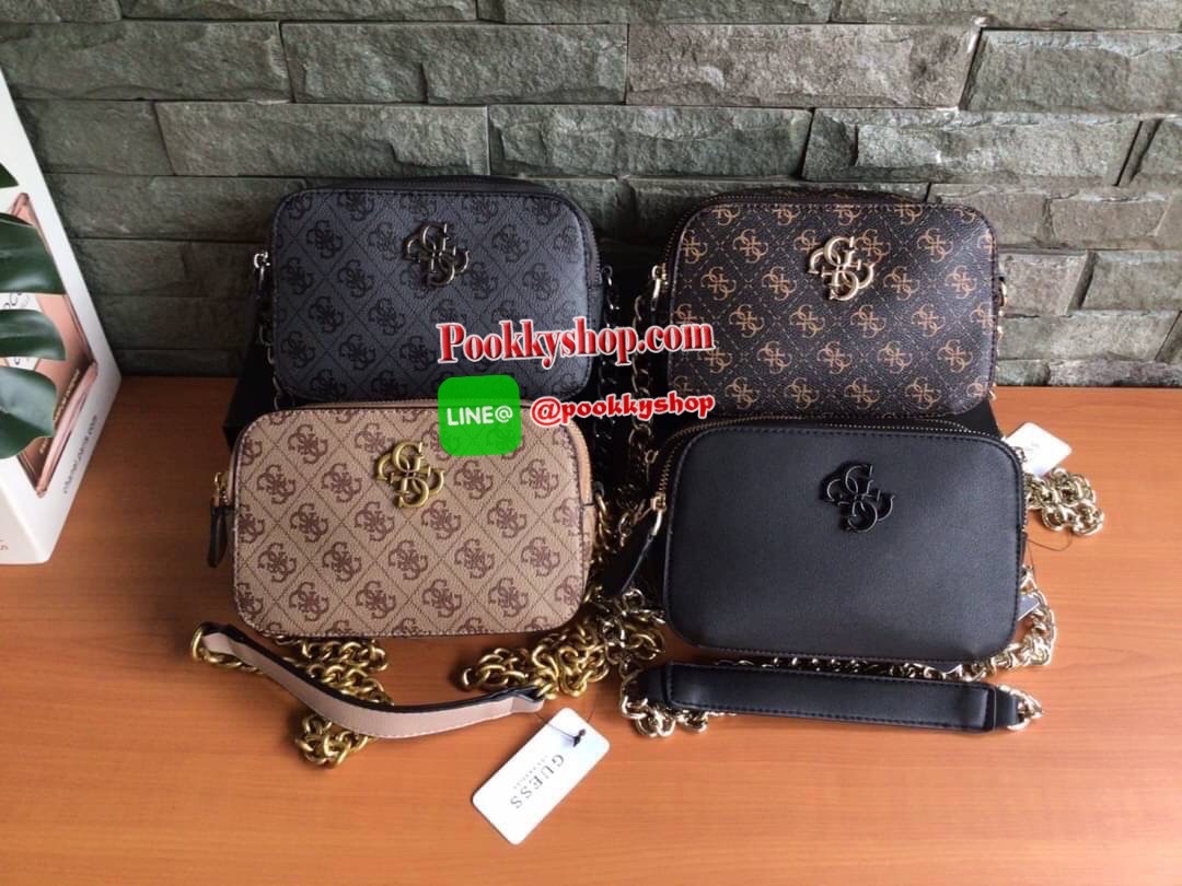GUESS NOELLE CROSSBODY CAMERA BAG กระเป๋าสะพาย Crossbody รุ่นยอดนิยมหนังเรียบ และ หนังลาย Signature แบรนด์รอบใบ สวยอยู่ทรง ขนาดกำลังดี ด้านหน้ามีโลโก้แบรนด์ เปิดปิดด้วยซิปสะดวกใช้ แบ่งเป็น 2 ช่องซิป ภายในมีโลโก้ซับในลายแบรนด์ ภายในแยกเป็นสัดส่วนใช้งาน ใส่