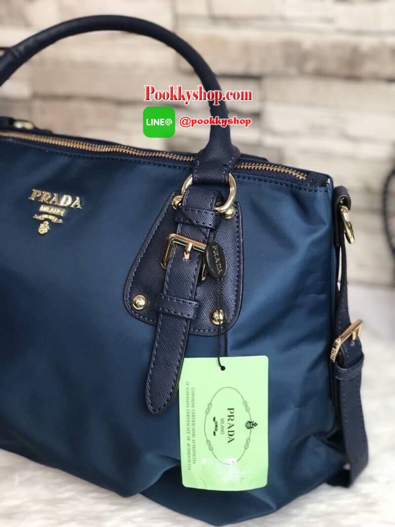 PRADA NYLON BAG WITH ZIP กระเป๋าถือหรือสะพายพรีเมี่ยมกิ้ฟจากเคาน์เตอร์แบรนด์ Limited edition วัสดุ Nylon เนื้อหนาคุณภาพดีตามแบบฉบับแบรนด์ด้านหน้าประดับโลโก้หรู เปิดปิดด้วยซิป ภายใน Polyester 100% มีโลโก้ ช่องซิปจุมากค่ะ สามารถใส่เอกสาร A4 ipad ของใช้ได้เย