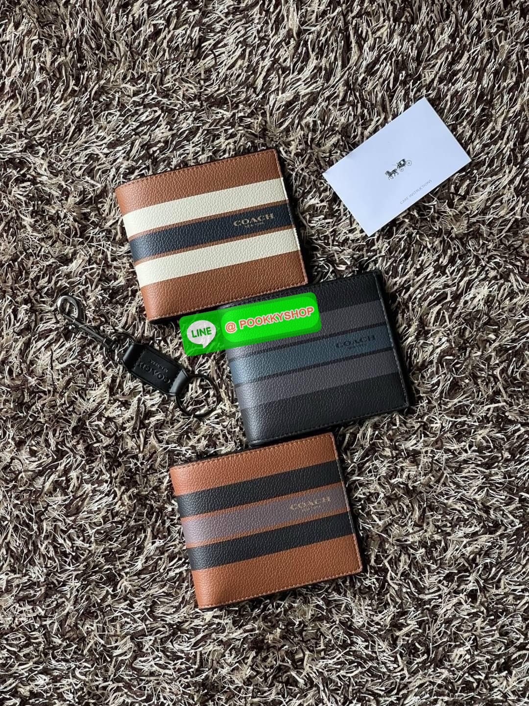 COACH BOXED 3-IN-1 WALLET GIFT SET IN SIGNATURE ชุดเซ็ทกระเป๋าสตางค์และพวงกุญแจจาก Coach กระเป๋าสตางค์หนังแคนวาสพิมพ์ลายทั้งใบ โดดเด่นด้วยดีไซน์เรียบหรู ร่วมสมัย และมีเอกลักษณ์เฉพาะตัว ด้านในประกอบด้วยช่องใส่ธนบัตร 2 ช่อง ช่องใส่บัตร 8 ช่อง และช่องว่างด้า