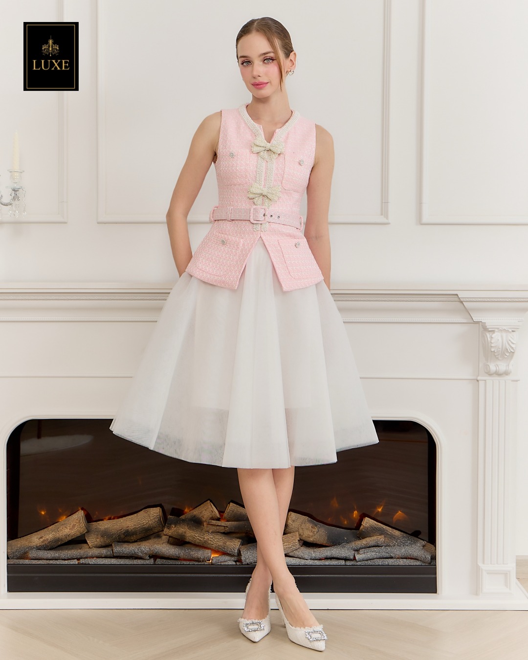 เสื้อแฟชั่น เสื้อแขนกุด ทรงเข้ารูป ชายเสื้อยาวปิดสะโพก มาพร้อมเข็มขัดผ้าในตัว