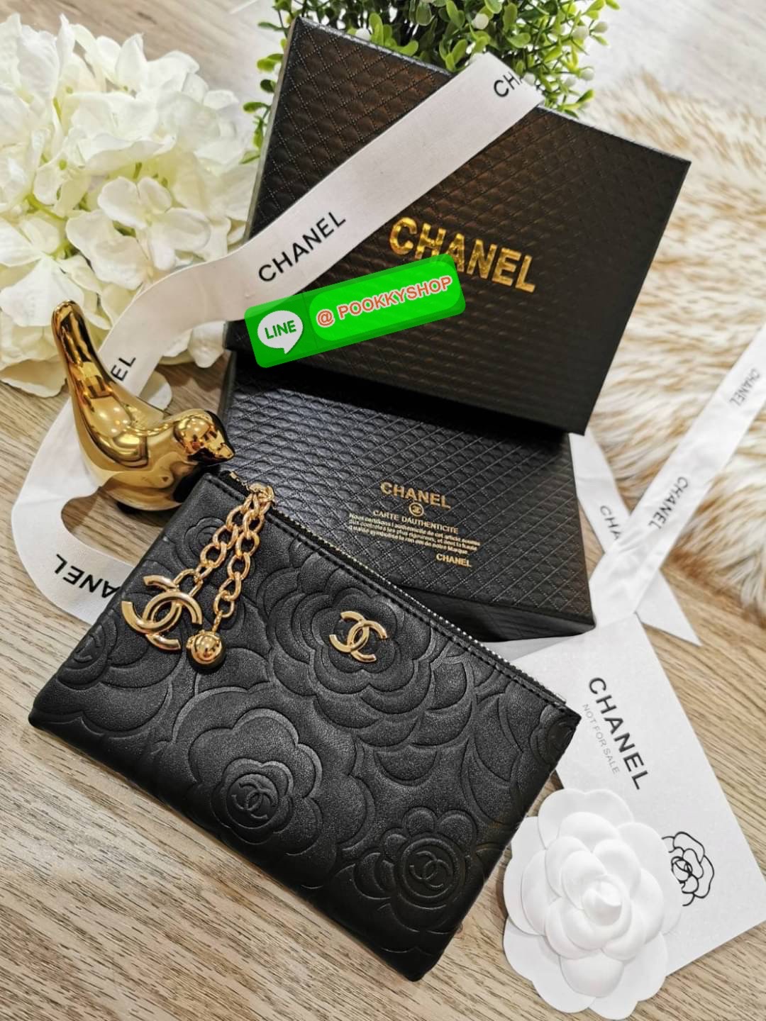Don't Miss! New Arrival! Chanel Clutch Bag VIP Gift With Purchase (GWP) จาก Chanel Cosmetic Counter วัสดุหนังเรียบลายดอก Camellia สวยหรูเปิดปิดด้วยซิปสะดวกใช้ ด้านหน้าประดับโลโก้แบรนด์อะไหล่ทอง ภายในมีโลโก้ เเถบ Not for sale มีช่องใส่บัตรหลายช่องสามา