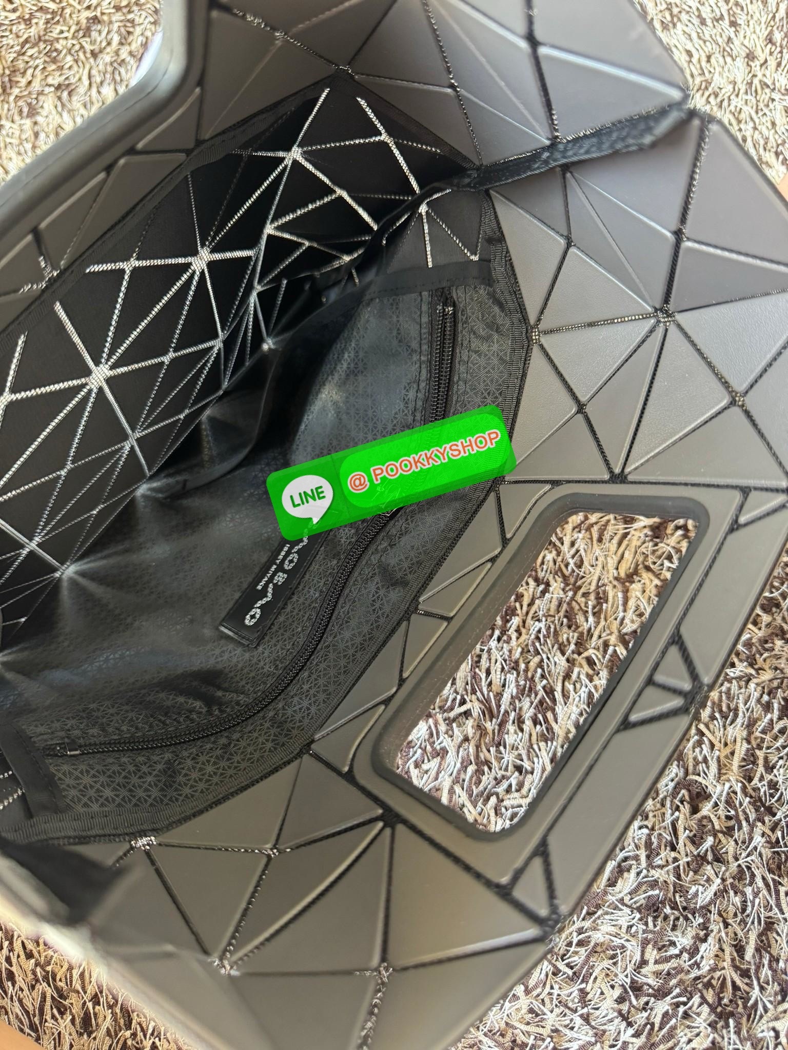 Baobao Issey Miyake large Bocca matte-finish tote bag BOCCA MATTE เป็นกระเป๋าถือรูปแบบใหม่ที่มีด้ามจับด้านในที่ช่วยให้กระเป๋าวางอยู่บนแขนหรือข้อมือได้อย่างนุ่มนวล เป็นกระเป๋าถือขนาดใหญ่นี้มีกระเป๋าด้านในพร้อมซิปที่ช่วยให้จัดเก็บได้อย่างปลอดภัย สามารถใส่แล