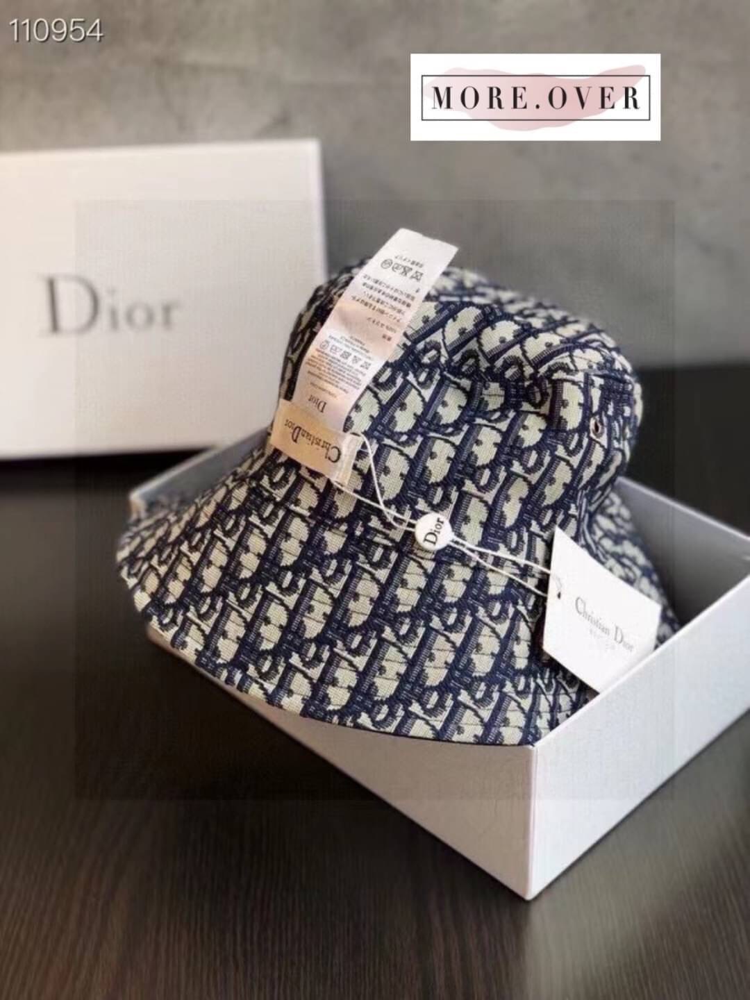 หมวกทรง bucket ทอลายโลโก้แบรนด์ ทั้งใบ สีกรมสวยหรู ใบนี้คุ้มมากค่ะ ใส่ได้ทั้ง้ 2 ด้านนะค่ะ ทรงนี้ใส่ได้ตลอดนะค่ะ มีติดไว้ได้เลยจ้า ทรงสวยมาก งานคุณภาพการันตี มีป้าย tag แบรนด์