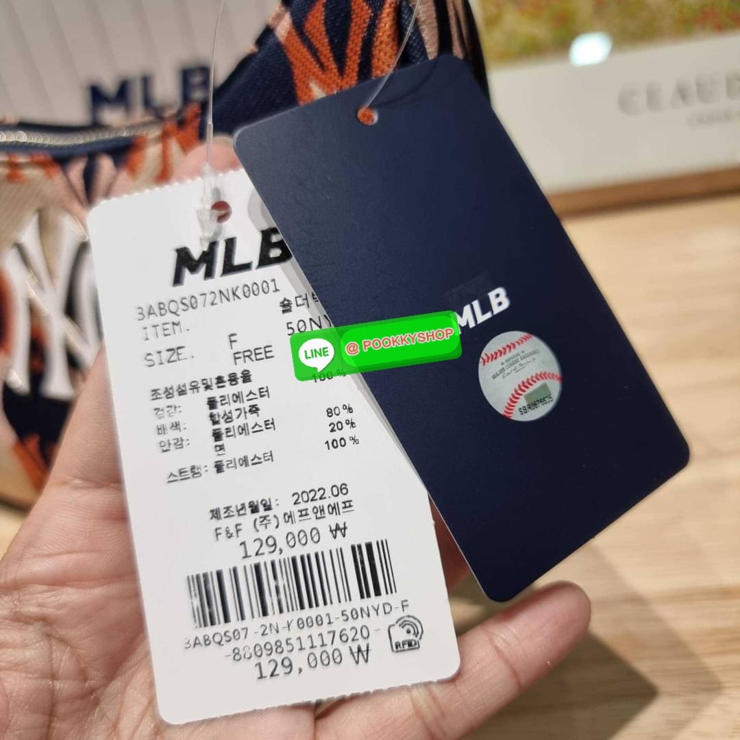 MLB MONOGRAM HOBO BAG สวยไม่ซ้ำ ใหม่ก่อนใคร กับแบรนด์จากเกาหลีเกาใจ น้องใหม่มาแรง!! กับกระเป๋าทรงพอช ที่ใช้งานได้ง่ายมากๆ ขนาดกำลังดี ดีไซน์ลวดลายโมโนแกรมเอกลักษณ์ ลงบนผ้า jacquard ได้อย่างลงตัวและสวยงาม มาพร้อมสายคล้องในตัว และสายครอสแบบสปอร์ต ทนทาน จึงส