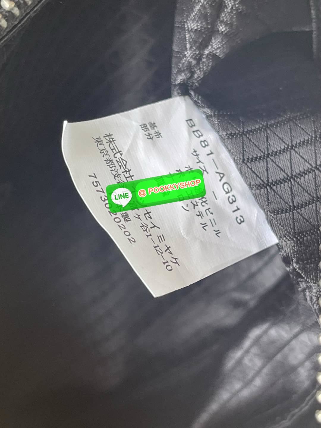 💕 BAO BAO ISSEY MIYAKE Crystal Shoulder Bag งานดีไซน์ที่ดูเรียบง่ายทั้งรูปแบบการใช้งาน มีช่องเปิดปิดแบบซิปเพื่อให้คุณพกพาของมีค่าได้อย่างสบายใจป้องกันสิ่งของตกหล่น ทั้งตัวเพลตสามเหลี่ยมและสายกระเป๋าหนัง สวยแบบคูลๆ ทั้งยังดูแลรักษาง่าย น้ำหนักเบา เ