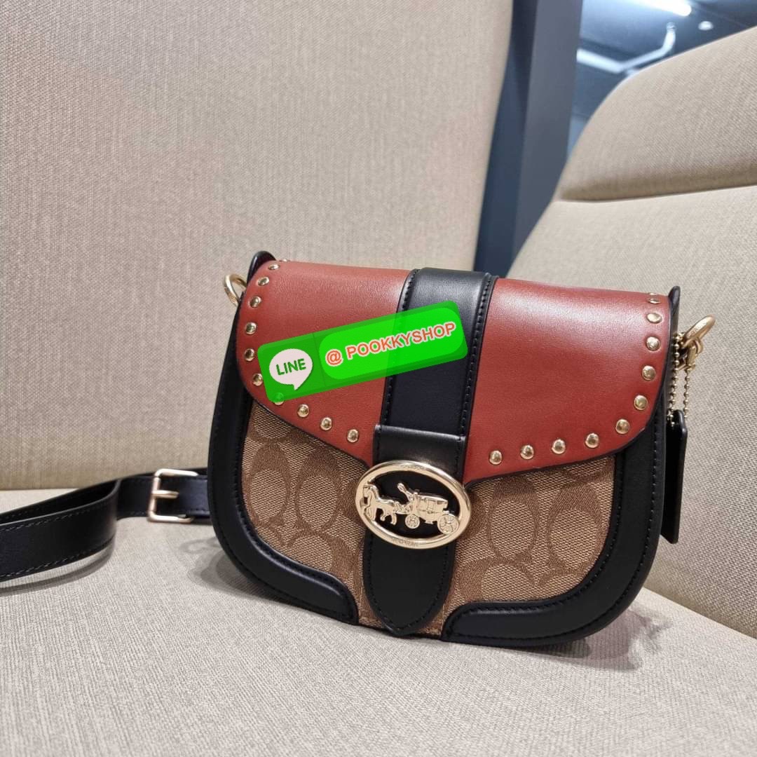 COACH C3593 GEORGIE SADDLE BAG IN COLORBLOCK SIGNATURE CANVAS WITH RIVETS ยกระดับความหรูให้กับตัวเองกันหน่อย ด้วยกระเป๋ารุ่นนี้!! ครอสบอดี้ที่ดีไซน์หรู อัพเลเวล ในราคาที่จับต้องได้ วัสดุหนังแคนวาสเคลือบสลับหนังเรียบ พิเศษไปอีกตกแต่งขอบด้วยหมุด เพิ่มดีเทลก