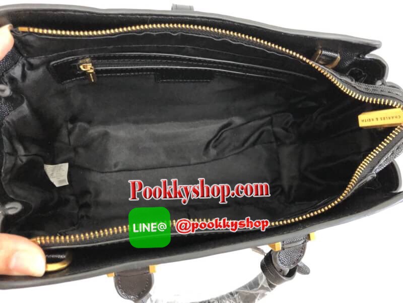 ลายหนังคาเวียร์ อะไหล่ทองคลาสสิค ปี 2018 ✔️พร้อมเฉดสีใหม่ปี 2018 New arrival !!! CHARLES & KEITH BAG Best Seller!!! พร้อมส่งค่ะ....กระเป๋าถือและสะพายข้าง ทรงสวยเก๋ หนังคาร์เวียตัดขอบหนังเรียบด้านข้างได้อย่างสวยงามค่ะ ด้านหน้าห้อยพวงแบรนด์หรูมาให้ เ