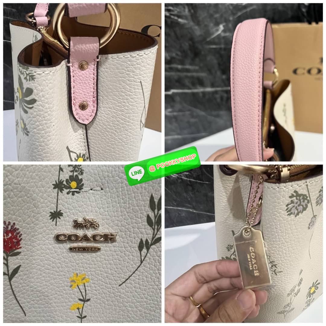 COACH C3598 SMALL TOWN BUCKET WITH SPACED WILDFLOWER PRINT มีความน่ารักละมุนมาก กระเป๋าทรงบัคเก็ต ดีไซน์ดอกไม้คละรอบใบ วัสดุหนังแท้ปากกระเป๋าเปิด-ปิดด้วยกระดุมแม่เหล็ก 2 มีหูจับในตัวและสายสะพายข้าง ภายในโล่งกว้าง มีช่องซิปแยกสัดส่วนตรงกลาง สายสะพายปรับระด