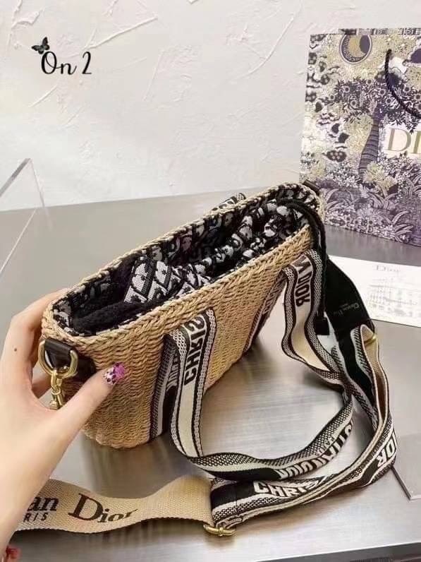 Dior Wicker Basket Bag กระเป๋าตะกร้าสานDior ทรง bucket งานถักสวยๆ สไตล์วินเทจ รุ่นนี้มาพร้อมความเก๋แปลกตาที่เป็นงานหัตถกรรมอักษรและโลโก้ CHRISTIAN DIOR ที่ได้ซับในเป็นผ้าโดยดิอรแบบหูรูด ไซส์ใหญ่ใส่ของได้ครบจบที่ใบเดียว