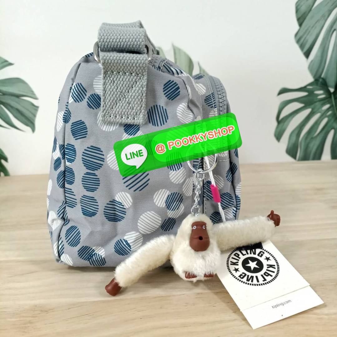 KIPLING RETH CROSSBODY BAG วัสดุ Nylon+polyester กระเป๋าสะพายข้างหรือ สะพาย Crossbody ได้ เปิด-ปิด ด้วยซิปปั๊มแบรนด์ที่หางซิป พร้อมช่องช่องหน้าแยกใส่ของใช้เล็กๆ น้อยๆ ได้ ช่องหลัก 2 ช่อง ด้านในโล่งกว้าง สามารถจุสัมภาระได้เยอะ มีช่องซิปด้านในและสายคล้องพวง