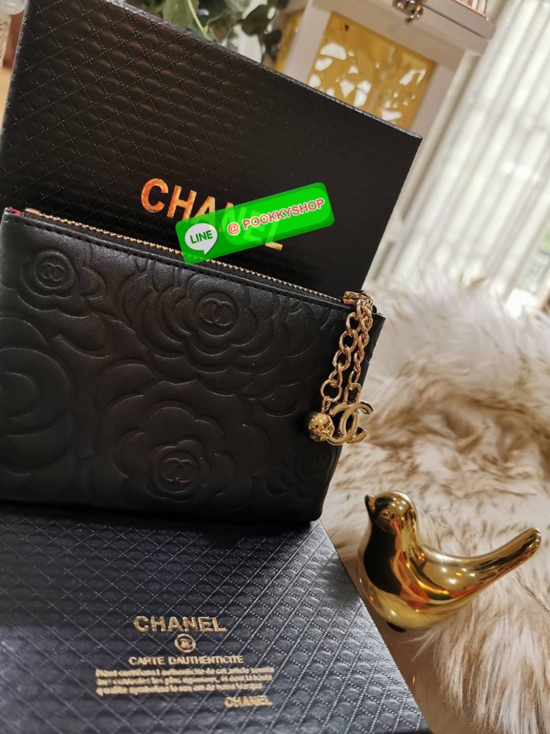 Don't Miss! New Arrival! Chanel Clutch Bag VIP Gift With Purchase (GWP) จาก Chanel Cosmetic Counter วัสดุหนังเรียบลายดอก Camellia สวยหรูเปิดปิดด้วยซิปสะดวกใช้ ด้านหน้าประดับโลโก้แบรนด์อะไหล่ทอง ภายในมีโลโก้ เเถบ Not for sale มีช่องใส่บัตรหลายช่องสามา