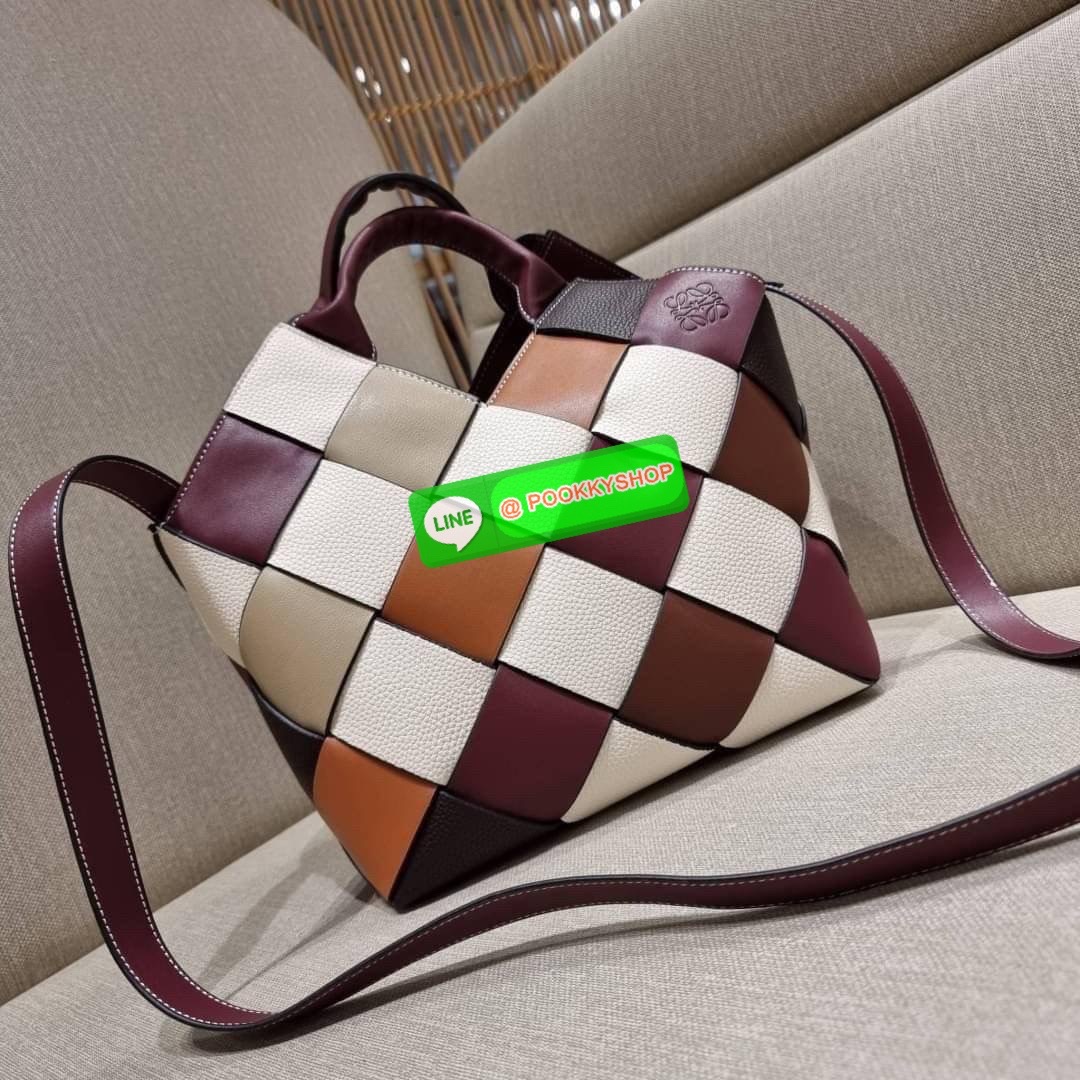 LOEWE SURPLUS LEATHER WOVEN BASKET BAG IN CLASSIC CALFSKIN ใหม่ล่าสุดและสวยที่สุด กระเป๋าสะพานที่ถักทอด้วยความปราณีต โดดเด่นด้วยสีที่จับมาคอนทราสได้ลงตัว ใบใหญ่จุได้แบบเน้นๆ วัสดุหนังวัวแท้เต็มใบ หรูเลิศ ปากกระเป๋ามีสายหนังสำหรับผูกรวบปากกระเป๋า ภายในโล่ง