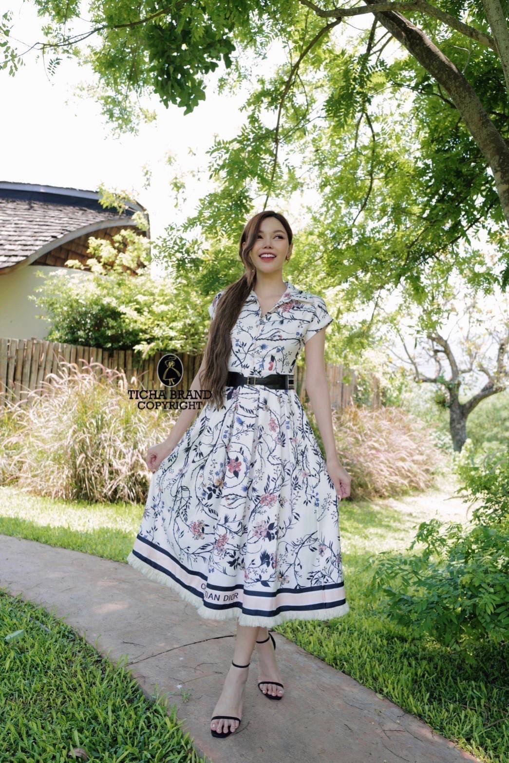 Maxi เดรส ตัวยาวแขนสั้น คอปก ด้านหน้าแต่งกระดุมครึ่งตัว ใช้งานได้จริง งานพิมพ์ลายทั้งชุด ช่วงชายกระโปรงแต่งขนพู่ลุ่ยๆ มาคู่กับเข็มขัดหนังต่อผ้ายางยืดปรับระดับได้ ทรงสวย ผ้าพริ้วใส่สบาย สวยหรูดูดีมากเลยค่า