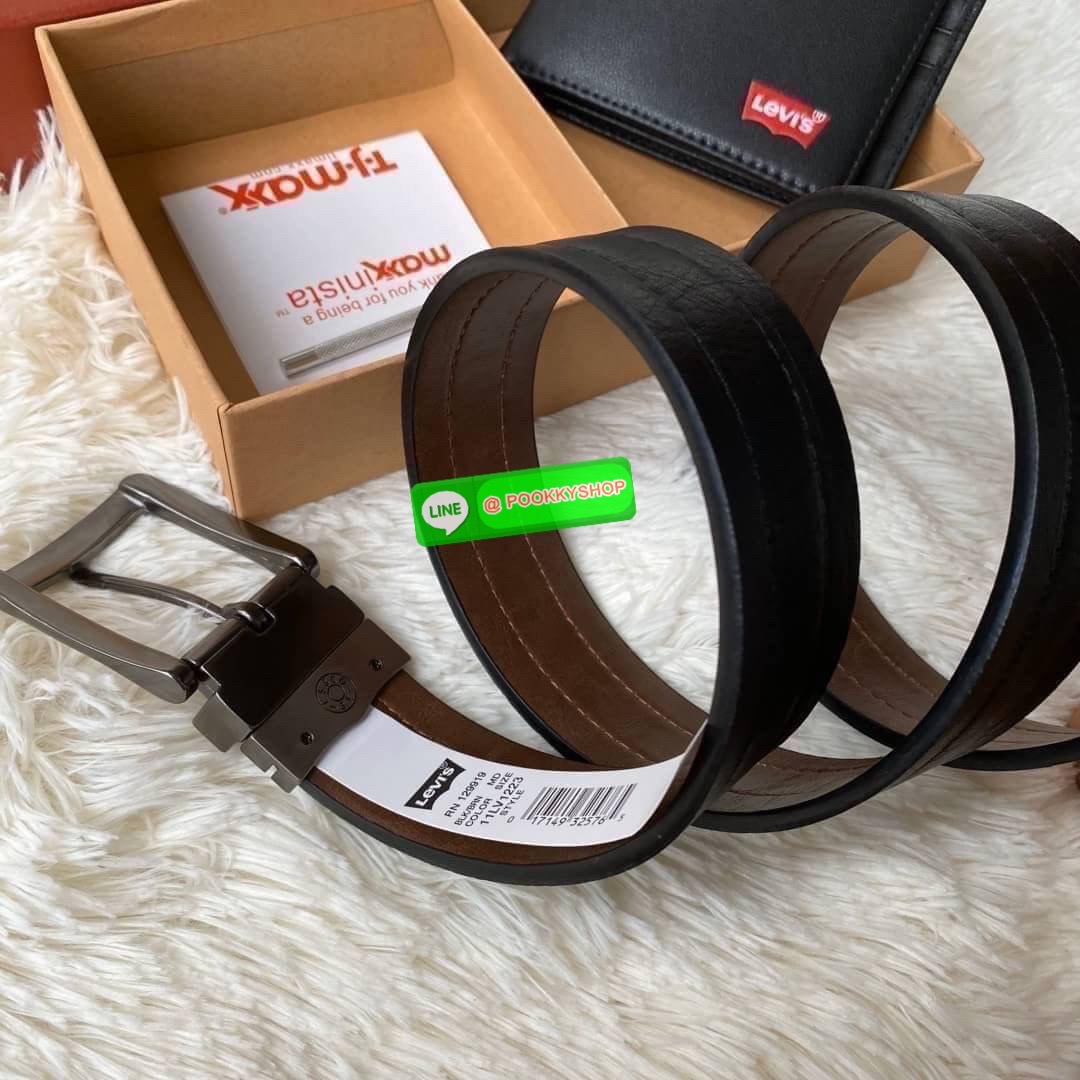 กระเป๋าสตางค์+เข็มขัด Levi's กระเป๋าด้านหน้าปั๊มโลโก้แบรนด์ด้านในมีช่องใส่บัตร และมีช่องใส่ธนบัตร 2 ช่อง ส่วนตัวเข็มขัด Levi's หัวเข็มขัดเป็นแบบลำลอง ด้านหน้าปั๊มอักษรแบรนด์ ตัวสายสีน้ำตาลดำ ด้านหลังปั๊มชื่อแบรนด์ มีแท็กป้ายติดตัวเข็มขัด