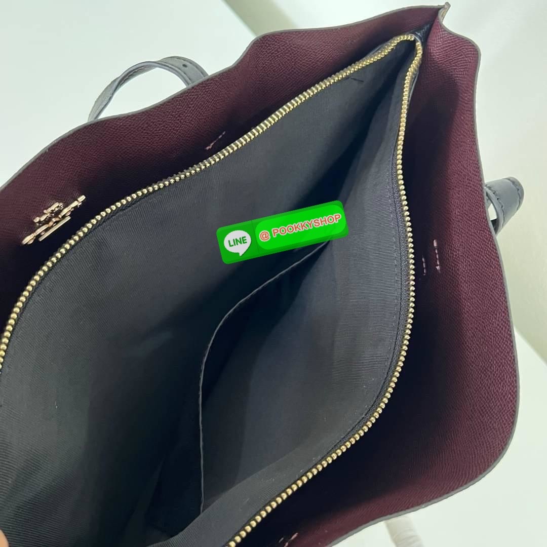 Coach MOLLIE TOTE IN SIGNATURE CANVAS (COACH 1665) กระเป๋าหนังใบเคลือบซิกเนเจอร์และหนังเรียบ ภายในกระเป๋ามัลติฟังก์ชั่น ปิดด้วยซิป ซับในผ้า หูหิ้วพร้อมหูหิ้ว 10 1/4" ช่องเปิดด้านข้าง