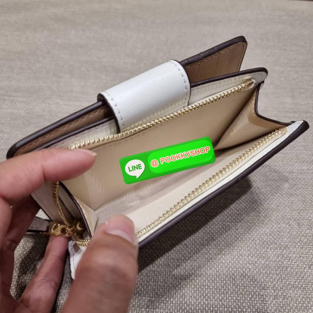 COACH C7413 MEDIUM CORNER ZIP WALLET WITH ORNAMENT PRINT คอลเลคชั่นใหม่ กระเป๋าสตางค์ใบกลาง ดีไซน์ใหม่ สุดหรู คละลายพริ้นท์เต็มใบ น่าใช้ไปอีก วัสดุหนังแคนวาสเคลือบลาย ภายในมีช่องใส่บัตร ใส่ธนบัตรได้ครบ และมีช่องซิปแยก ใบจริงสวยมากๆ แนะนำจ้า ราคาสุดคุ้มครบ