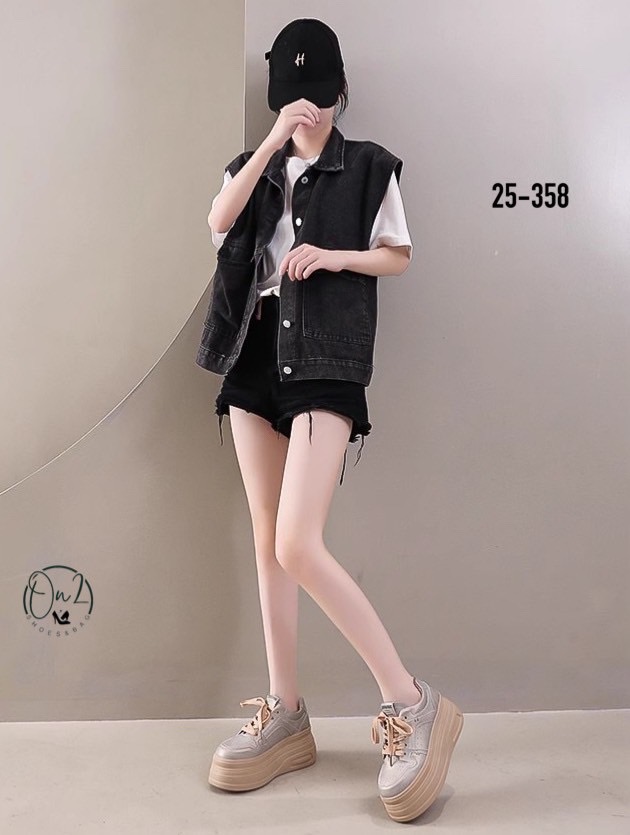 รองเท้าผู้หญิงทรง Sneaker Platform เสริมส้นแบบหนา ดีไซน์แฟชั่นล้ำสมัย ใส่แล้วขาดูยาว หุ่นเพรียวขึ้นทันที น้ำหนักเบา เดินง่ายไม่เมื่อย เข้ากับฤดูนี้สุดๆ! เพราะใส่คู่กับกางเกงขายาวหรือกระโปรงก็โดดเด่น แมทช์เสื้อหนาว เสื้อแขนยาวได้ลงตัว เพิ่มลุคให้ดูสตรีทแฟช