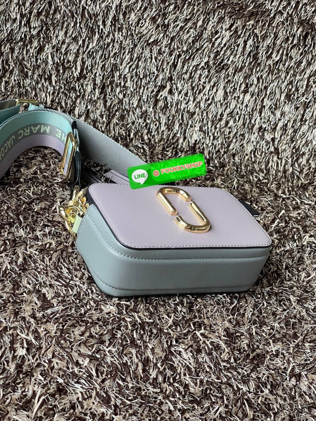 Marc Jacobs Snapshot Bag กระเป๋าแบรนด์ดังจากสัญชาติอเมริกัน นับได้ว่ารุ่นนี้เป็นรุ่นทรงฮิตของ marc jacobs เลยทีเดียว โดยด้านหน้ากระเป๋าจะเป็นโลโก้แบบโลหะที่เป็นสัญลักษณ์ของแบรนด์นี้ มาพร้อมสายสะพายที่จะสะพายยังไงก็ดูโดดเด่น เพราะขนาดใหญ่ที่สกรีนตัวอักษร m