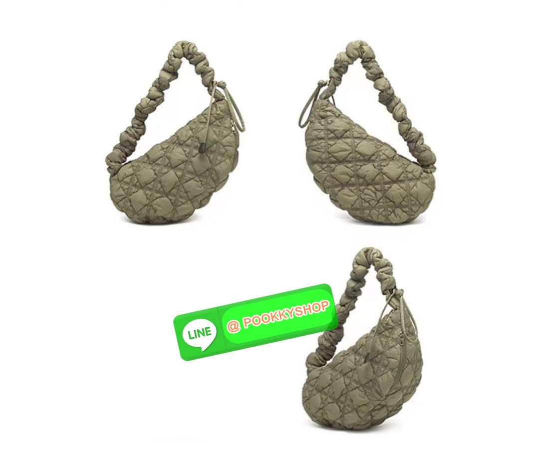 C Cozy Shoulder Bag สายแฟชั่นเกาหลีห้ามพลาด เป็นกระเป๋าที่กำลังได้รับความนิยมอย่างมากในเวลานี้ ถูกออกแบบมาให้มีลักษณะนุ่มนิ่มไม่ต่างจากพัฟเฟิลโค้ตหรือผ้านวม เลือกหยิบมาใช้ แมตช์เข้ากับคอสตูมได้ในแต่ละวัน รูปทรงและงานดีไซน์ที่มีความโดดเด่น และแตกต่างจากกระ