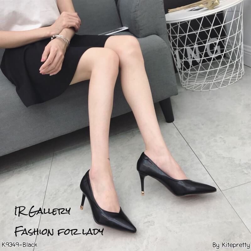 แบบขายดี!!! พร้อมส่ง รังสรรค์ลุคเก๋อย่างมีสไตล์แบบเรียบง่ายไม่หวือหวาด้วยรองเท้าคัทชูวัสดุหนังนิ่มทรงหัวแหลมหน้าวี ส้นหลังเย็บนวมกันกัด สูง 3 นิ้ว แพทเทิร์นสวย มิกแอนด์แมทซ์ได้หลายสไตล์ ไม่อยากให้สาวๆพลาดกันเลยทีเดียวค่า
