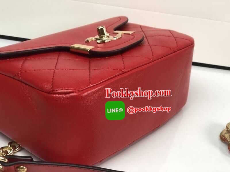 Chanel อเนกประสงค์ รุ่น Limited edition วัสดุหนังแกะเรียบขนาดเล็กกะทัดรัดน้ำหนักเบามีช่องใส่ของจุกจิกเปิดปิดด้วยฝาปิดกระดุม และซิป มีช่องใส่บัตร ช่องซิป ใส่กระเป๋าสตางค์ใบกลางได้ค่ะตัวจริงสวยมากๆถูกใจรีบจองนะคะใส่มือถือได้ทุกรุ่นสายสะพายยาวคู่สะพายได้สองแ