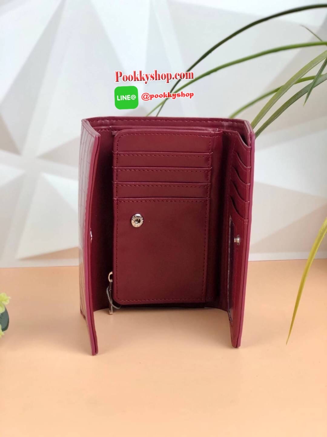 CHARLES & KEITH CROC-EFFECT V-CUT FRONT FLAP WALLET กระเป๋าเงินใบกลางแบบ3พับ รุ่นใหม่ล่าสุด เปิดปิดแบบกระดุมแม่เหล็ก ด้านในมีช่องซิปเล็กใส่เหรียญ ช่องการ์ด 7 ช่องและช่องใส่รูป มีช่องตามยาว 2 ช่อง ใส่ธนบัตรได้ตามยาว ไม่ต้องพับเลยค่า รุ่นนี้จับกระชับมือ ขนา