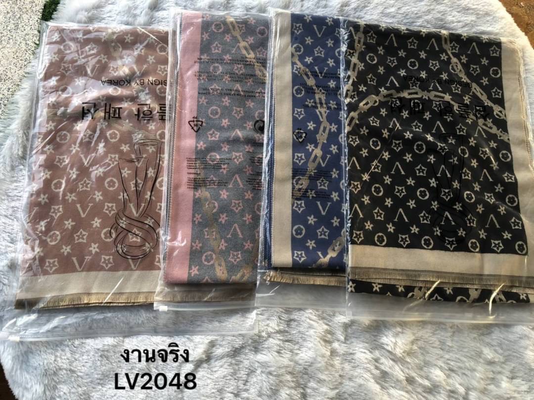พร้อมส่ง LV2048 ผ้าคลุมไหล่ LV2048 งานนำเข้าแบรนด์LV รุ่นนี้เป็นผ้ามันวาว เด่นมาก ไฮโซตามแบรนด์เค้าเลย ผ้าไม่หนามาก อุ่นเหมือนผ้าห่ม เป็น accessories ได้ทั้งหน้าร้อน และหน้าหนาว