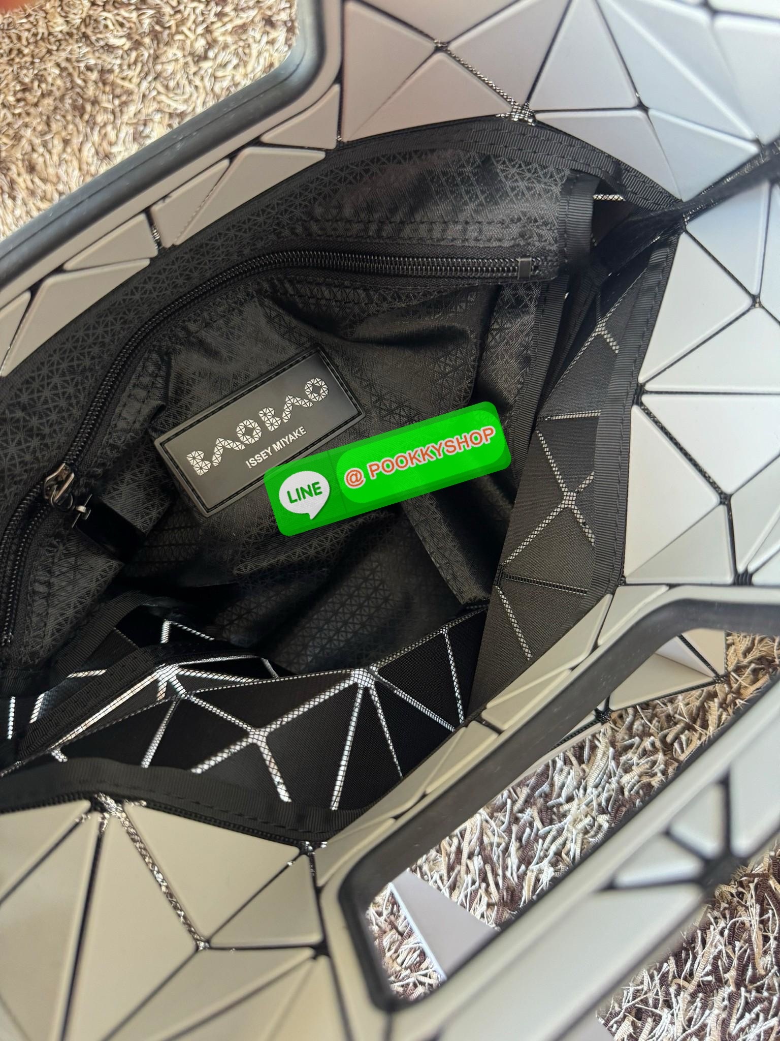 Baobao Issey Miyake large Bocca matte-finish tote bag BOCCA MATTE เป็นกระเป๋าถือรูปแบบใหม่ที่มีด้ามจับด้านในที่ช่วยให้กระเป๋าวางอยู่บนแขนหรือข้อมือได้อย่างนุ่มนวล เป็นกระเป๋าถือขนาดใหญ่นี้มีกระเป๋าด้านในพร้อมซิปที่ช่วยให้จัดเก็บได้อย่างปลอดภัย สามารถใส่แล