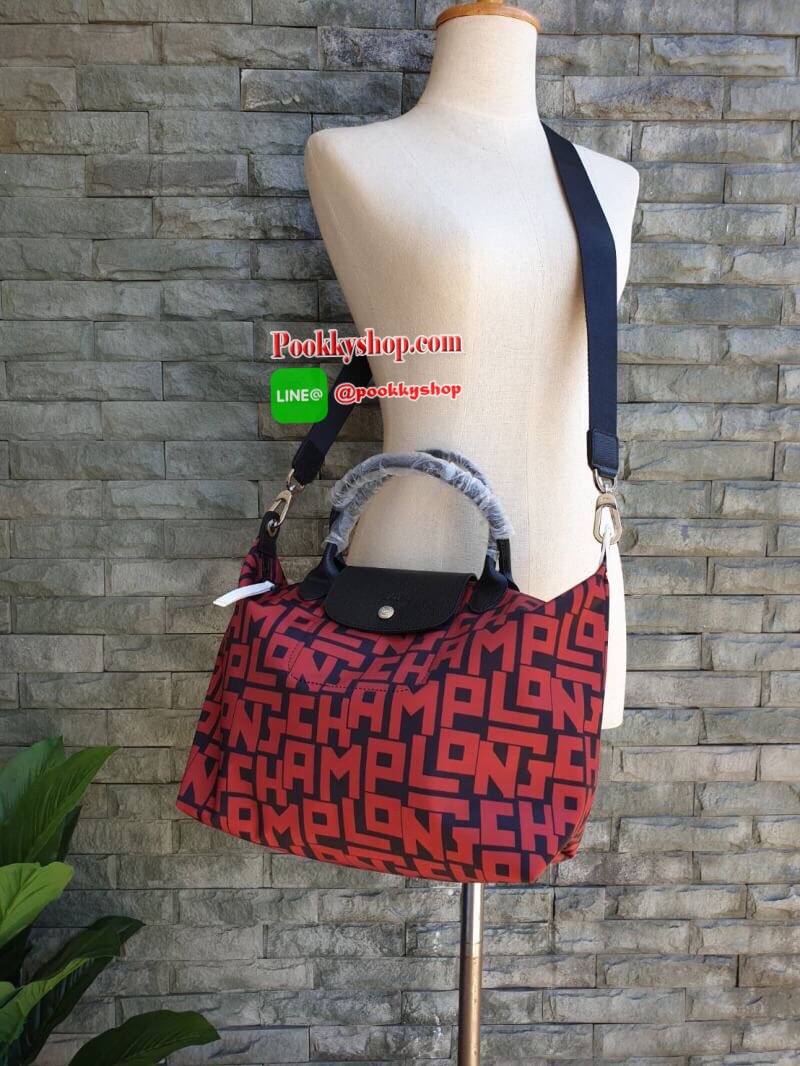 LE PLIAGE LGP TOP HANDLE BAG M รายละเอียด • วัสดุ: ผ้าใบ • อะไหล่: นิกเกิล • ตัวกระเป๋า: ผ้าใบโพลีอะไมด์เคลือบด้านใน • ตกแต่ง: หนังวัว รายละเอียดภายนอก • การปิด: ซิปและกระดุมสแน๊ป • สายสะพาย: ถอดออกได้ • ช่อง: 1 รายละเอียดภายใน • ช่องใส่ของ: 1 • จุของได้เ