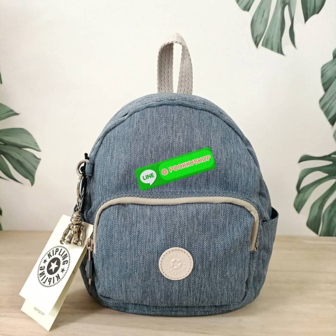 KIPLING Basic Mini Backpack กระเป๋าเป้ใบเล็กกระทัดรัด ขนาดมินิ วัสดุ Nylon + ซับใน Polyester มีหูหิ้ว สามารถสะพายข้าง หรือ สะพายหลังได้ -ช่องซิปหน้า -ด้านข้างมีช่องของเล็กน้อย หรือ ใส่ขวดน้ำใบเล็กทั้ง 2 ด้าน -ซิปหลัก โล่งกว้าง มีสายคล้องพวงกุญแจ พร้อมช่อง
