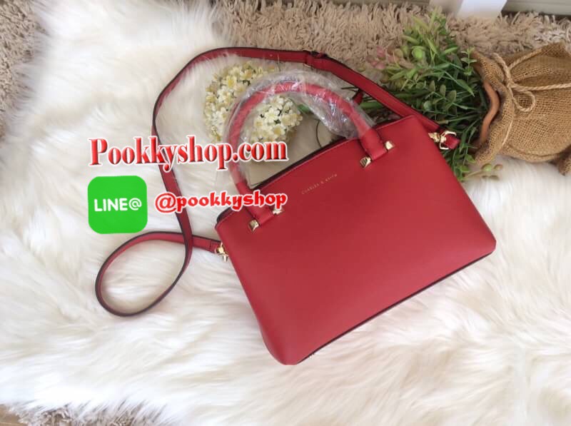 จัดส่งฟรี EMS ทั่วไทยค่ะ พร้อมส่ง New! 2017 CHARLES & KEITH BASIC CITY BAG SHOP (Size M) กระเป๋าถือหรือสะพาย ทรงสวย ขนาดกำลังดี อยู่ทรง หนังpuแข็ง ภายในเปิด-ปิดด้วยกระดุมแม่เหล็ก มี2ช่อง คั่นกลางด้วยช่องซิป ฐานกระเป๋ามีหมุดรองฐานสี่มุม ใส่กระเป๋าสตางค์ยาว