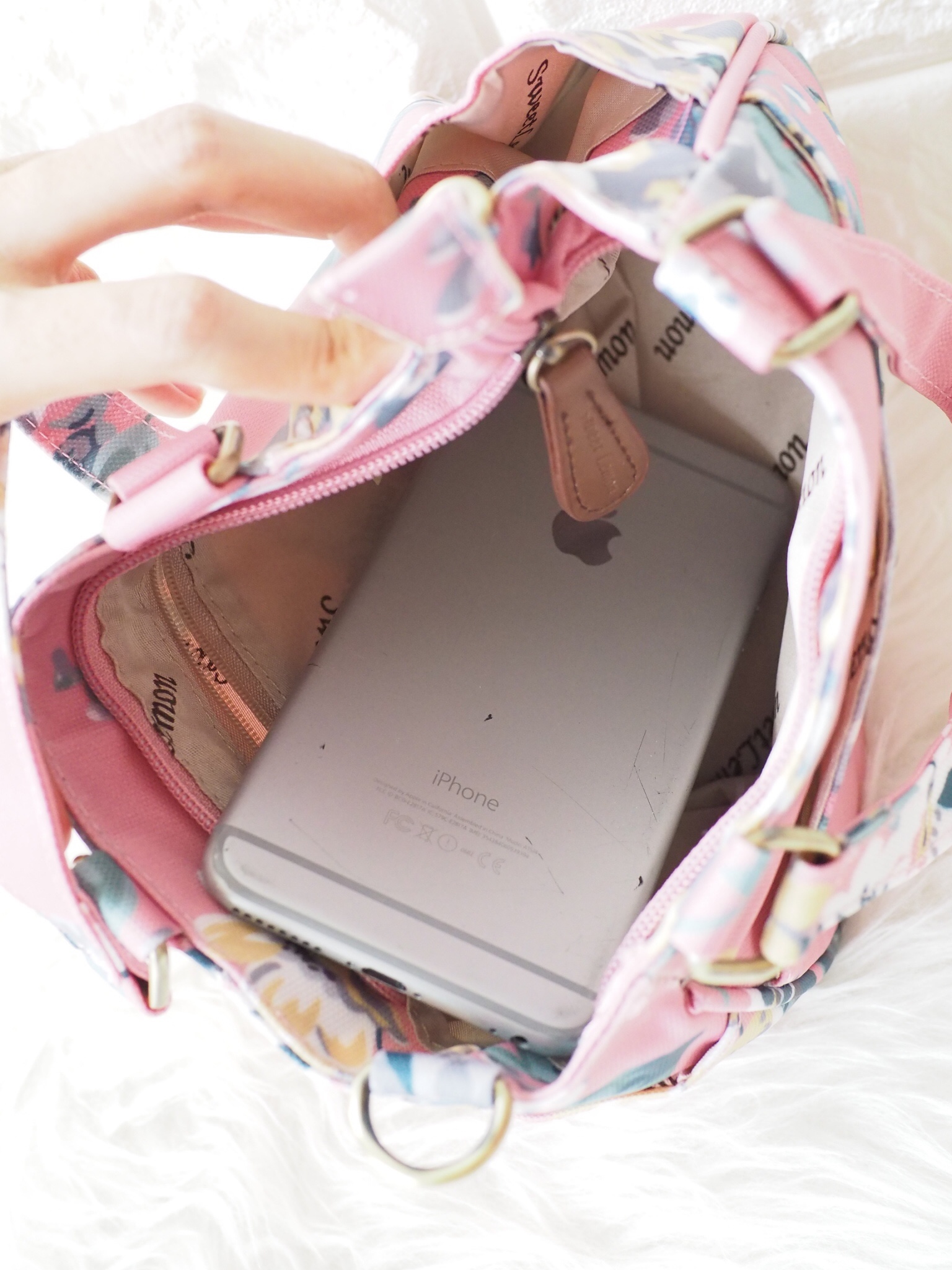 กลับมาทวงบังลังก์ความน่ารัก (cute) น้องเป๋าใบนี้ชื่อว่า (crown)SW 2660-1(crown) ขอมอบมงความคิ้วท์ให้ไปเลย ขนาดกำลังกะทัดรัด 16 x 18 x 9 ซม. (incoming call) ใส่มือถือได้ (wallet) ใส่กระเป๋าตังค์ได้ ใช้ออกงาน (romantic date) ใช้ออกเดท น้องน่ารักน่ารักจริงๆ