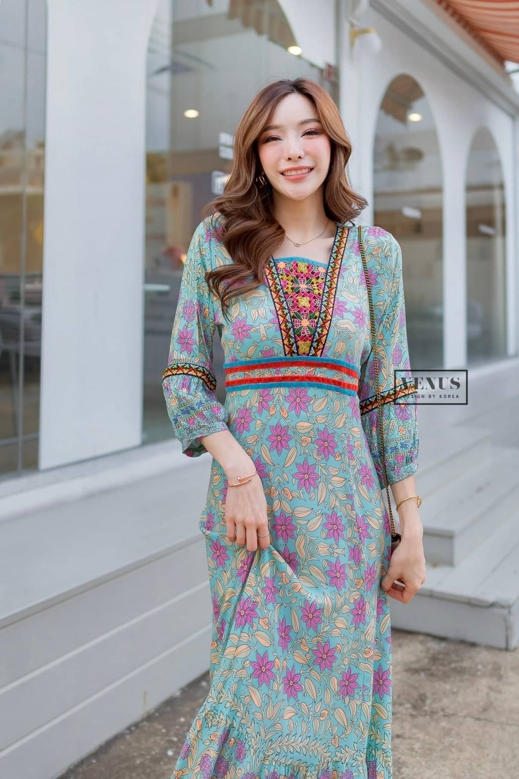 I'm Lady By Venus Bohemain flora MaxiDress แม๊กซี่เดรสพิมพ์ลายดอกไม้ ตามสไตล์โบฮีเมี่ยน ช่วงอกแต่งงานปักอย่างดีนะคะ แขนแต่งพองเล็กน้อยเก๋สุดๆคะ แม๊ทกับรองเท้าผ้าใบก็เก๋คะ